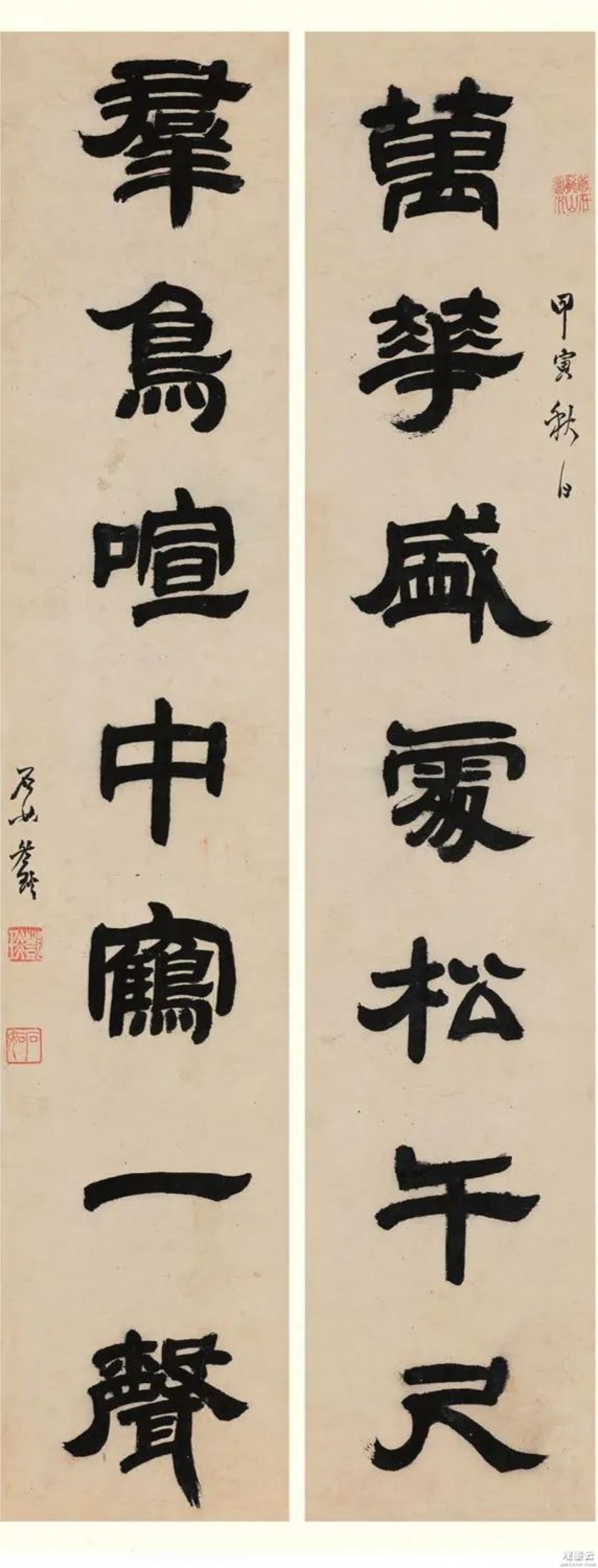 释文：万华盛处松千尺，群鸟喧中鹤一声。
